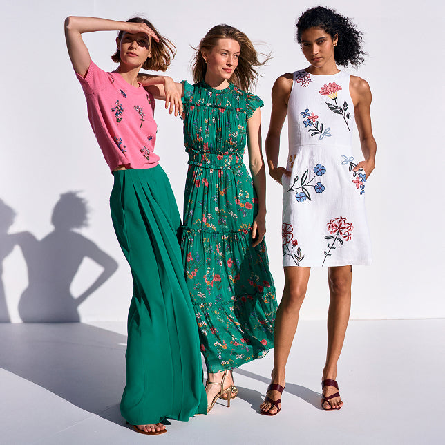 Drei Frauen stehen mit Kleidung von Boden Print.